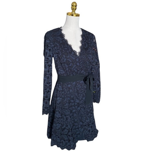 DIANE VON FURSTENBERG 'Shaelyn' Lace Wrap Black/Navy Lace Dress Size 6 - Picture 5 of 10